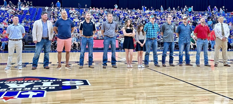 The 1998 Moulton Bobkatz dtate basketball championship team is recognized last week as part of the recognition offered by U.I.L. sports on the occasion of the team's 25th since having won the title. 